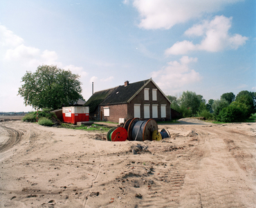 844727 Gezicht op de verlaten boerderij Huppeldijk 115 te Utrecht, te midden van de aanleg van infrastructurele werken ...